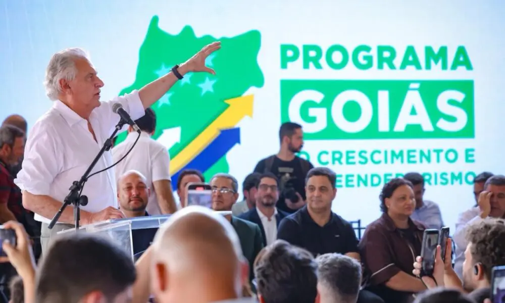 Governo de Goiás entrega mais de 200 veículos a municípios