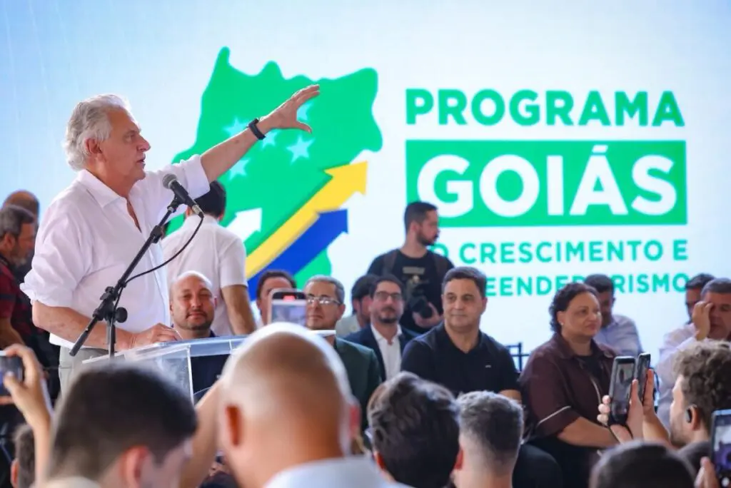 Governo de Goiás entrega mais de 200 veículos a municípios