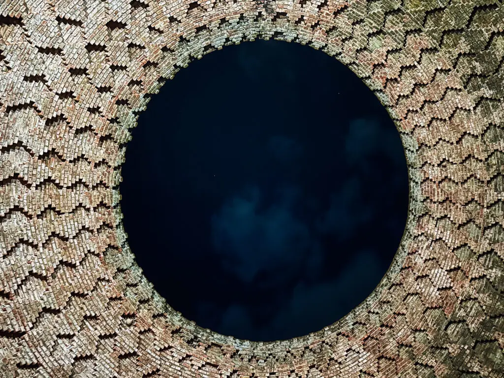 Olhar para o céu pelo domo do IPEC