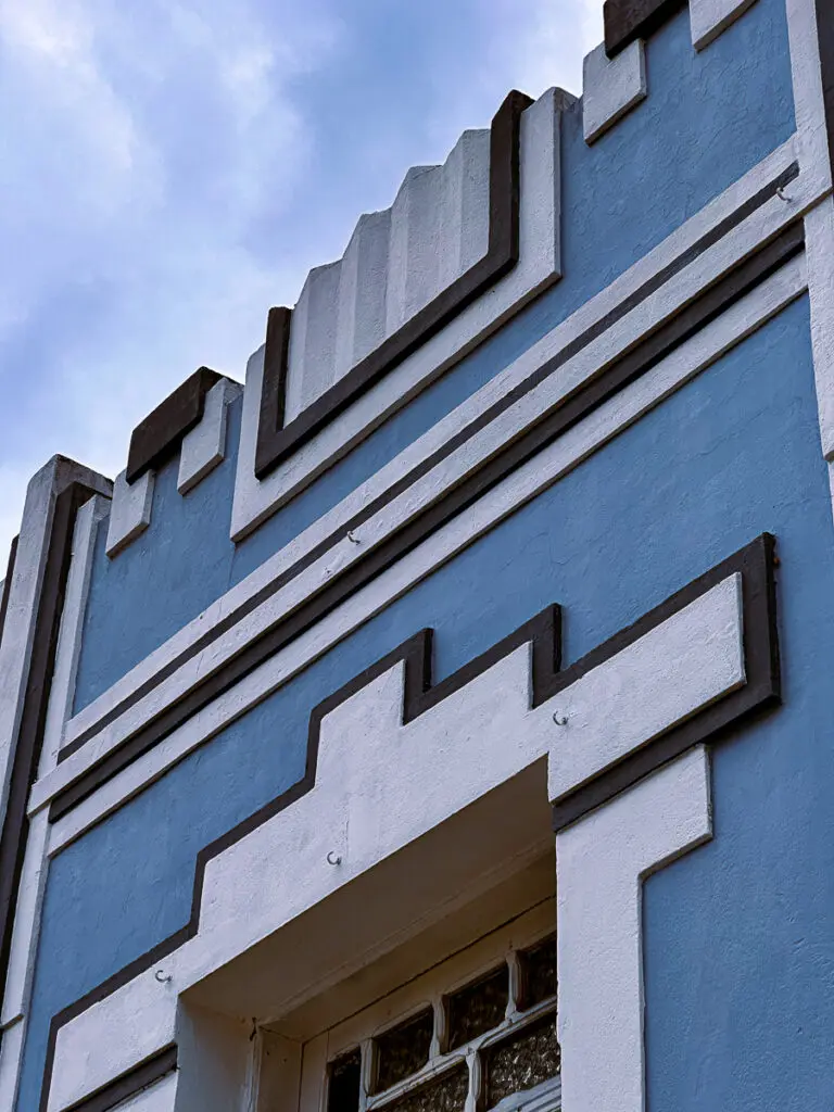 Fachada art déco se destaca na Rua Direita, em Pirenópolis