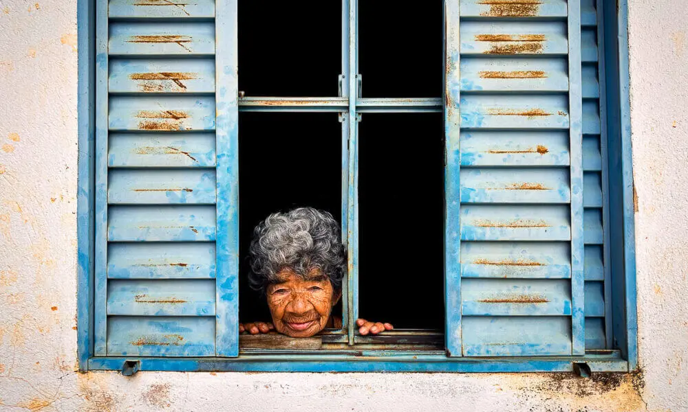 O olhar que observa o tempo em uma janela de Pirenópolis