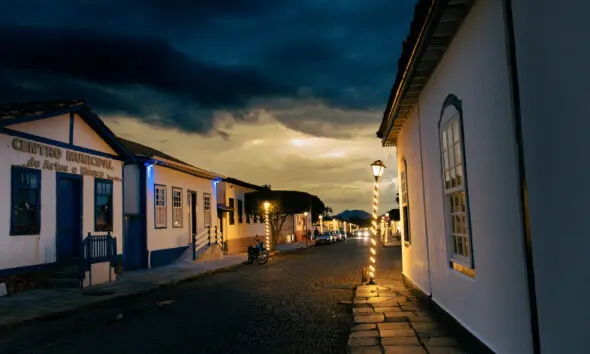 Web Storys Luzes do Centro Histórico encantam Pirenópolis ao anoitecer