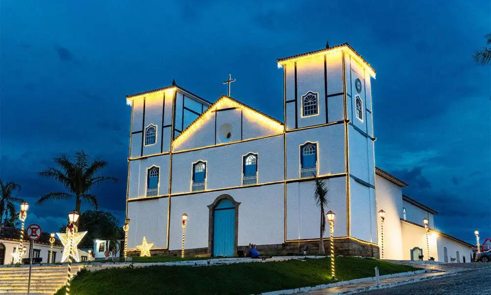 Igreja Matriz de Pirenópolis iluminada ao anoitecer