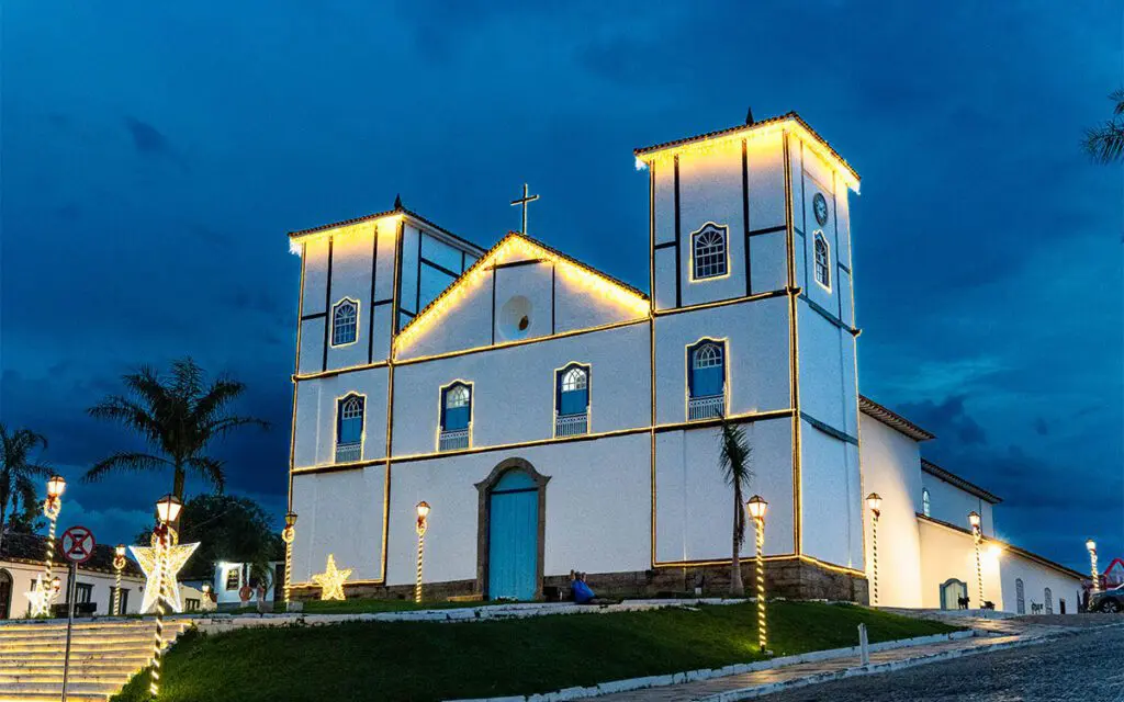 Igreja Matriz de Pirenópolis iluminada ao anoitecer