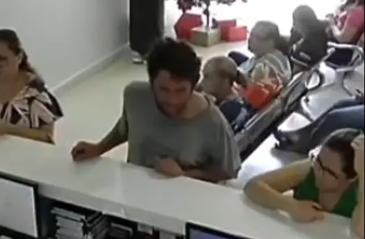 Morador em situação de rua ameaça e persegue jovem