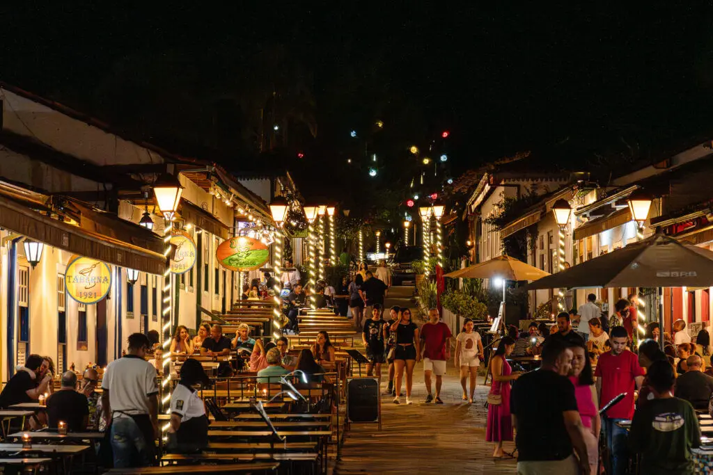 Pirenópolis mantém clima natalino com luzes e encanto urbano