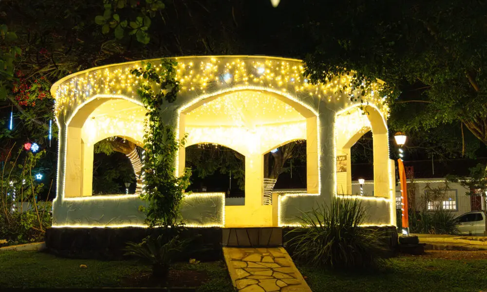 Pirenópolis mantém clima natalino com luzes e encanto urbano
