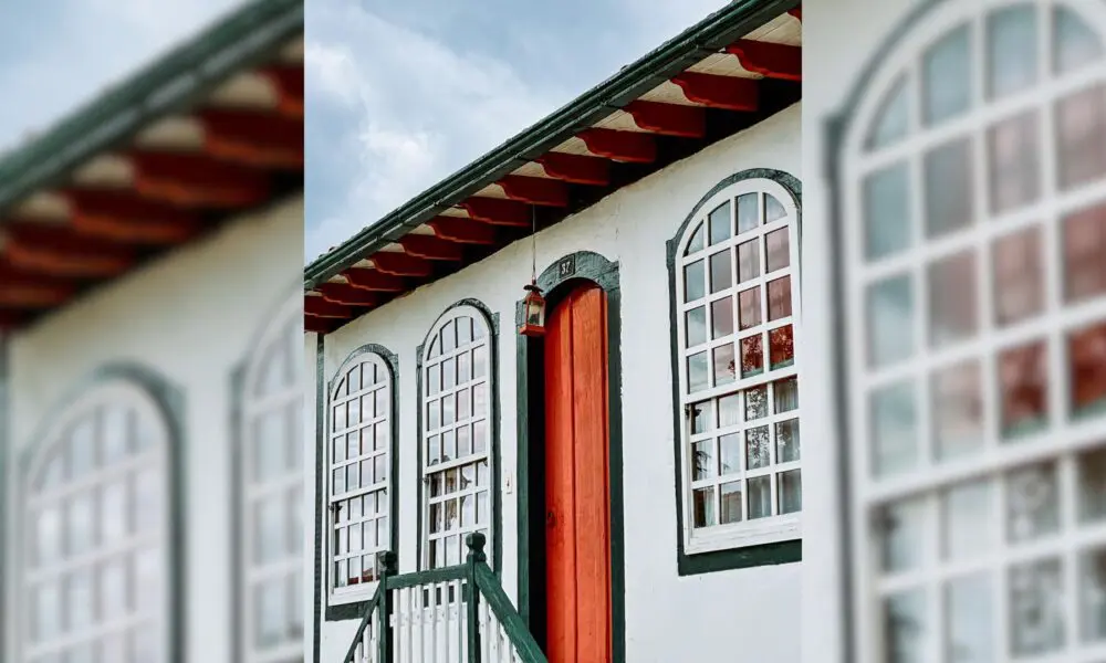 Fachada histórica preserva traços coloniais no Centro de Pirenópolis