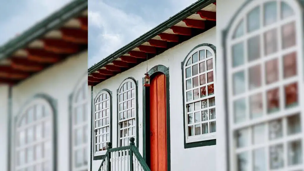 Fachada histórica preserva traços coloniais no Centro de Pirenópolis