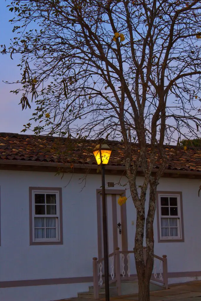 Luz acesa no fim da tarde em Pirenópolis