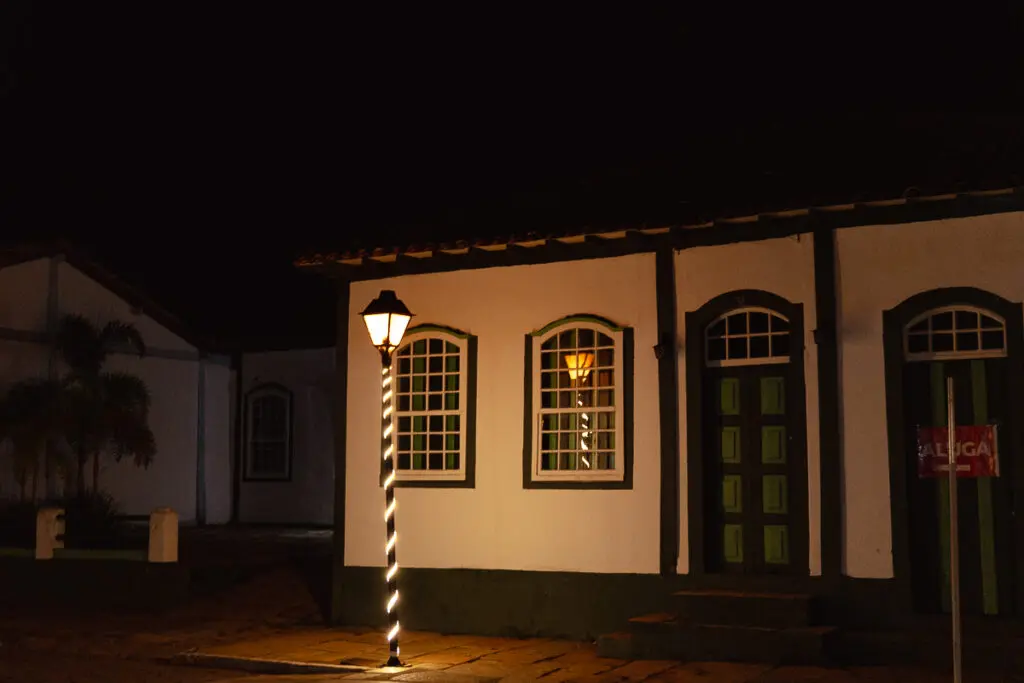 Noite no Centro Histórico revela o silêncio das casas de Pirenópolis