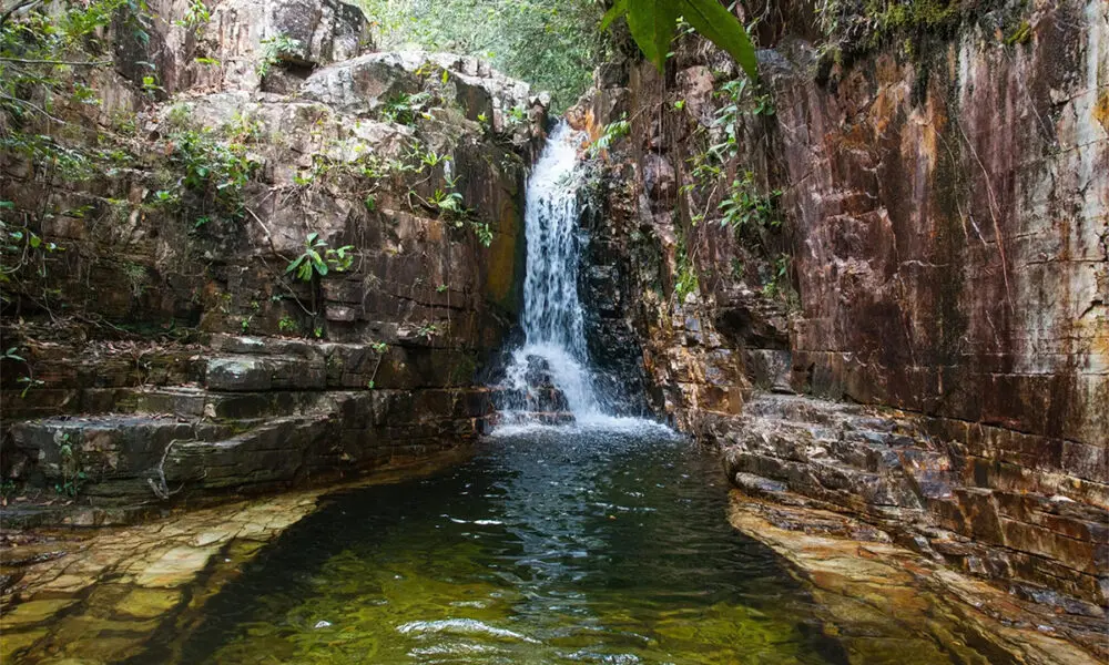 Cachoeira dos Dragões impressiona com cânion e águas cristalinas