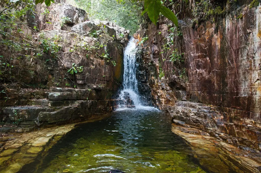 Cachoeira dos Dragões Impressiona com Cânion e Águas Cristalinas