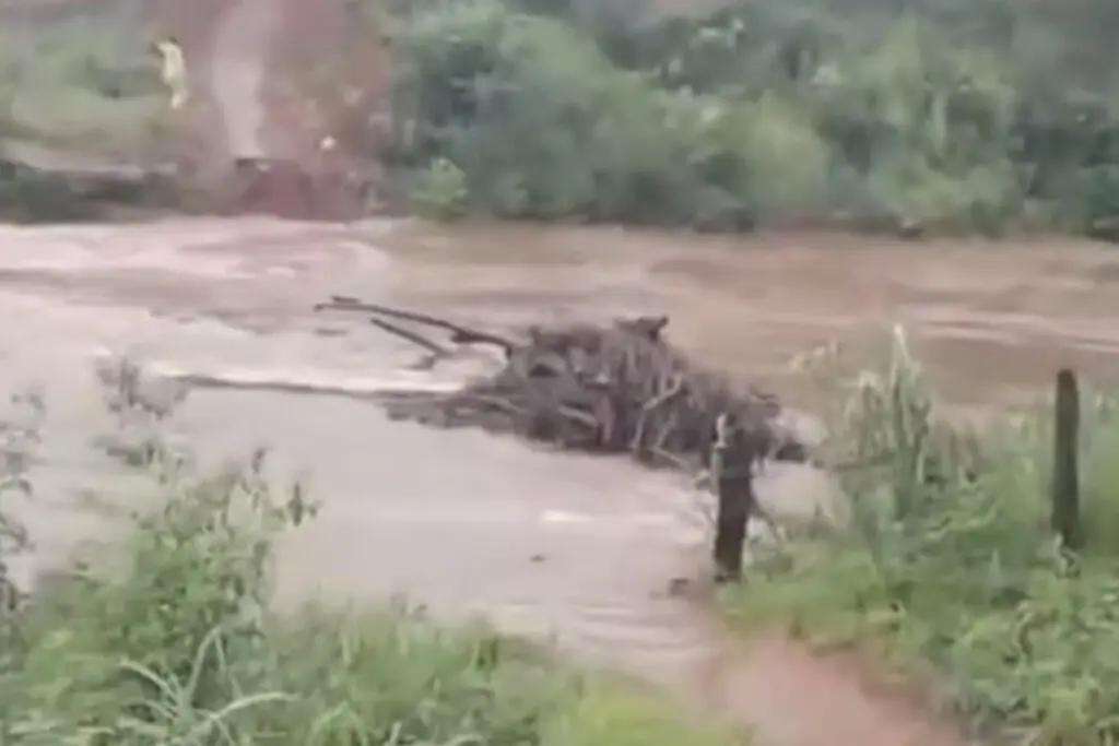 Passagem sobre Rio do Peixe é levada pela chuva em Lagolândia