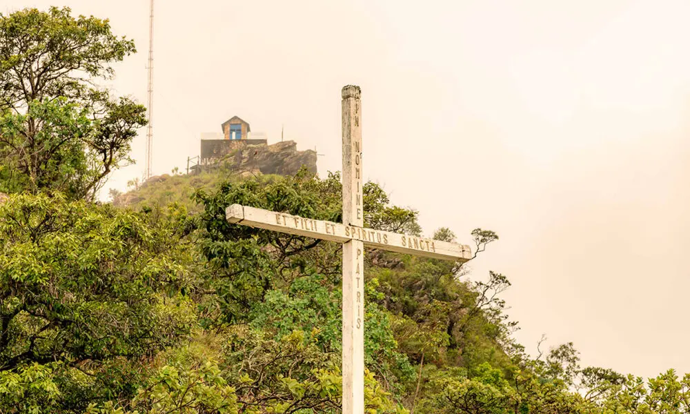 Pico dos Pireneus: a cruz, a capelinha e as romarias