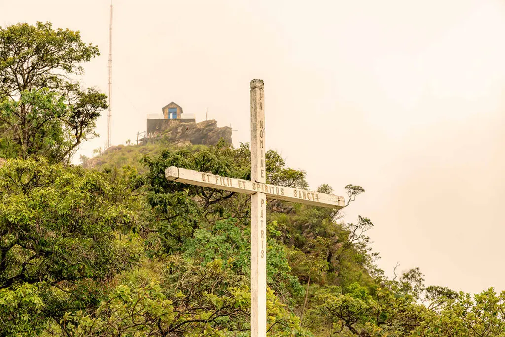 Pico dos Pireneus: a cruz, a capelinha e as romarias