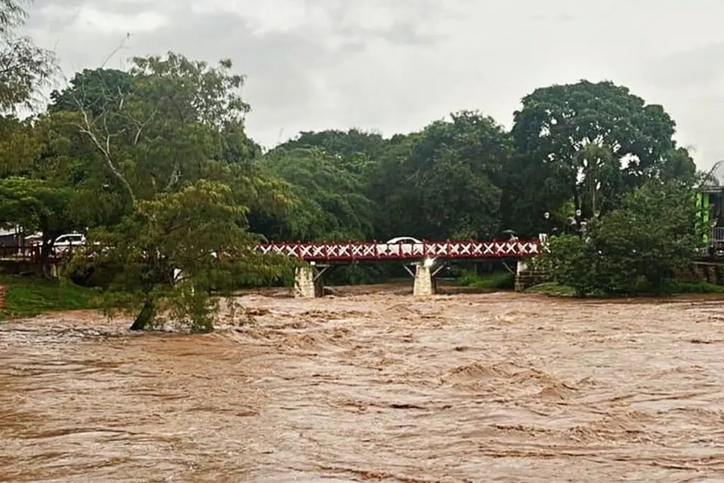Rio das Almas sobe com chuvas intensas em Pirenópolis