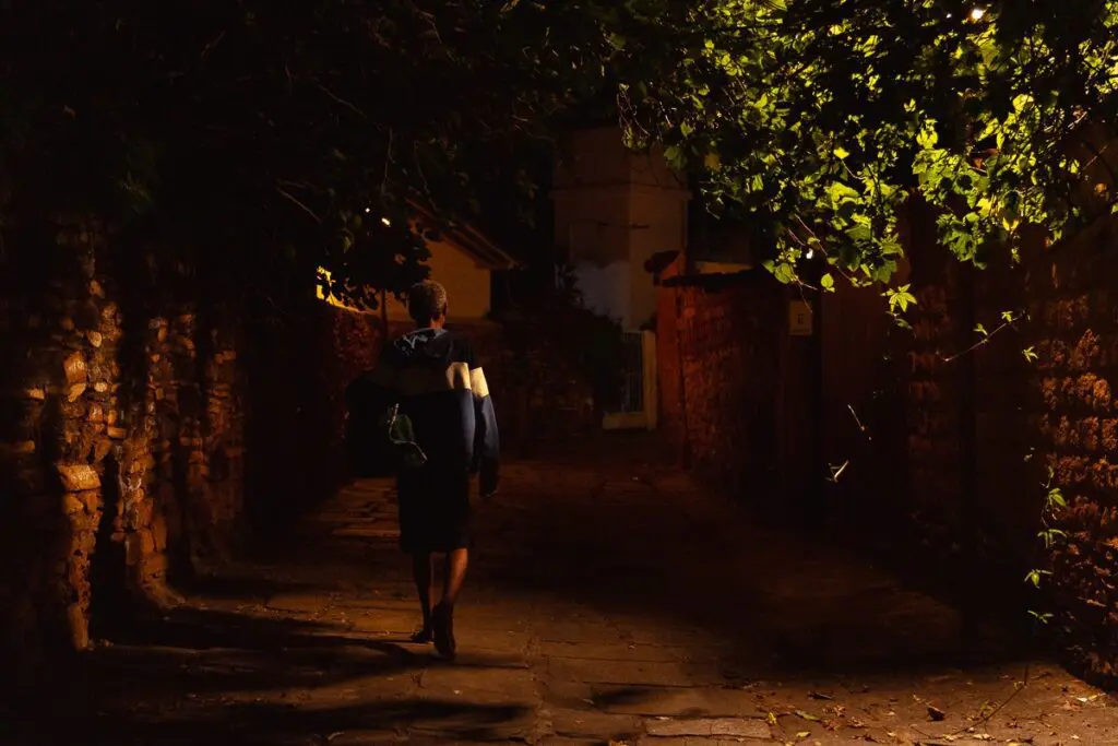 Silêncio noturno nas ruas de pedra de Pirenópolis