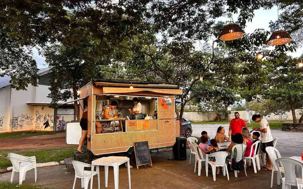 Trailer da Vila conquista público com pastéis artesanais em Pirenópolis