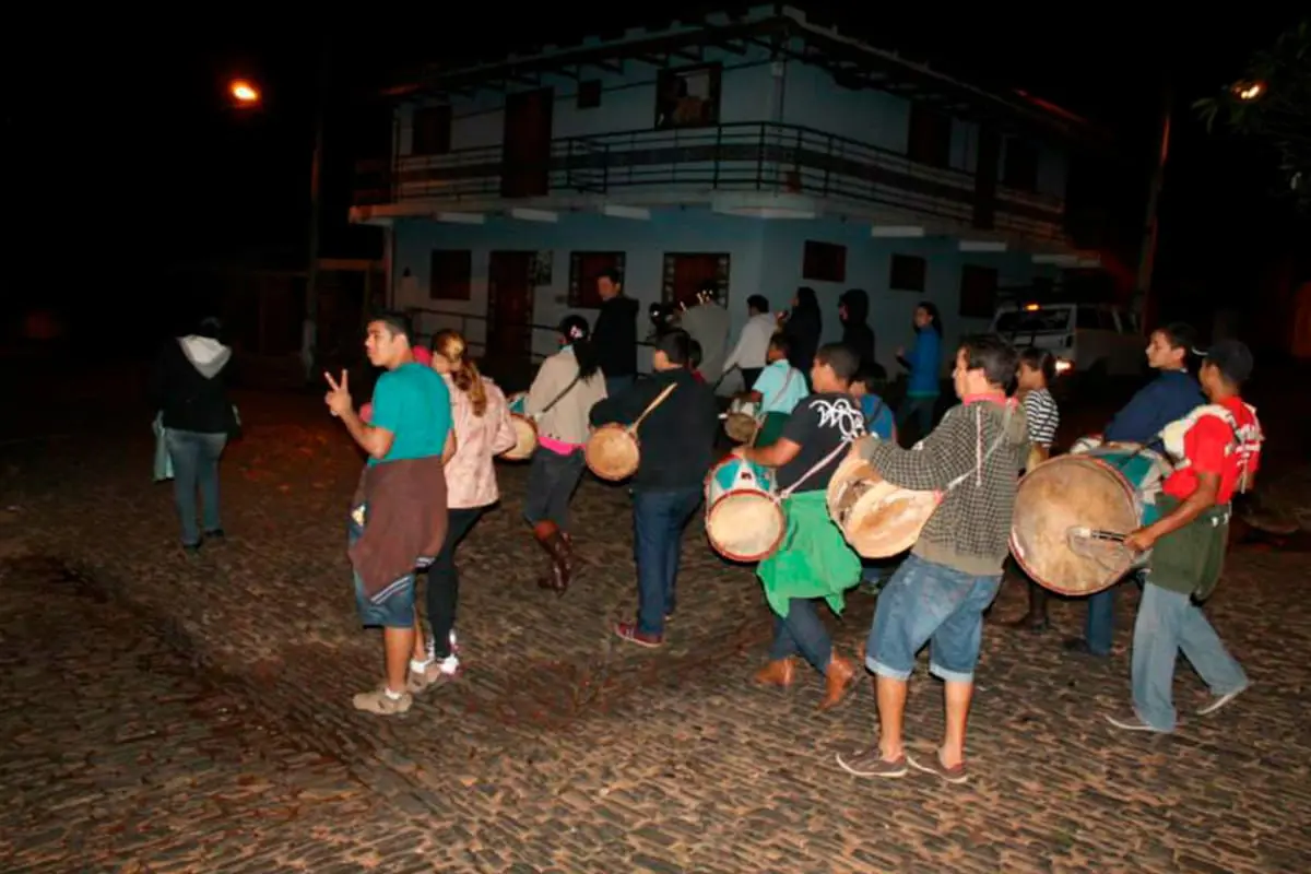 Conheça a Banda de Couro em Pirenópolis, manifestação tradicional da Festa do Divino que une música, fé e memória afro-brasileira. Fala Piri.
