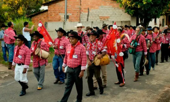 Folia de Rua do Divino Espírito Santo começa dia 19 em Pirenópolis Folia de Rua do Divino Espírito Santo começa dia 19 em Pirenópolis