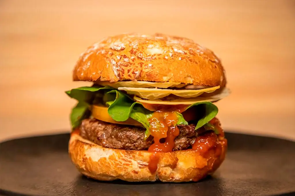 Onde comer hambúrguer em Pirenópolis? 5 opções do artesanal ao lanche