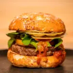 Onde comer hambúrguer em Pirenópolis? 5 opções do artesanal ao lanche