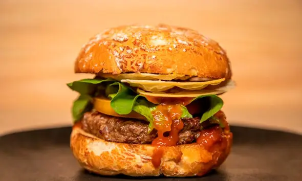 Onde comer hambúrguer em Pirenópolis? 5 opções do artesanal ao lanche Onde comer hambúrguer em Pirenópolis? 5 opções do artesanal ao lanche