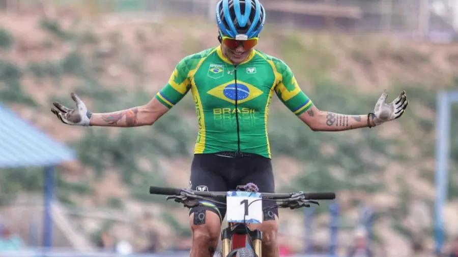 Raiza Goulão, atleta pirenopolina, comemora em chegada na prova cross country, no Chile (Wander Roberto/COB)