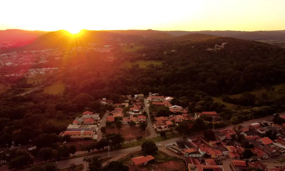 Pirenópolis desperta em dourado no nascer do sol do Jardim Vila Boa