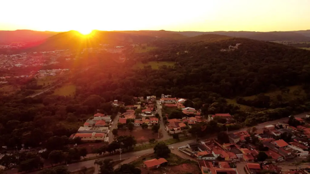 Pirenópolis desperta em dourado no nascer do sol do Jardim Vila Boa