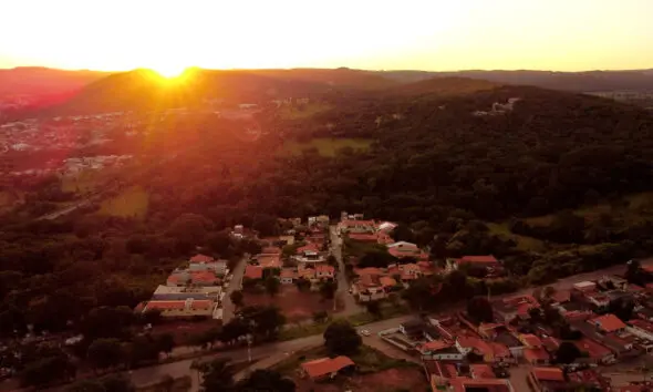 Pirenópolis desperta em dourado no nascer do sol do Jardim Vila Boa Pirenópolis desperta em dourado no nascer do sol do Jardim Vila Boa