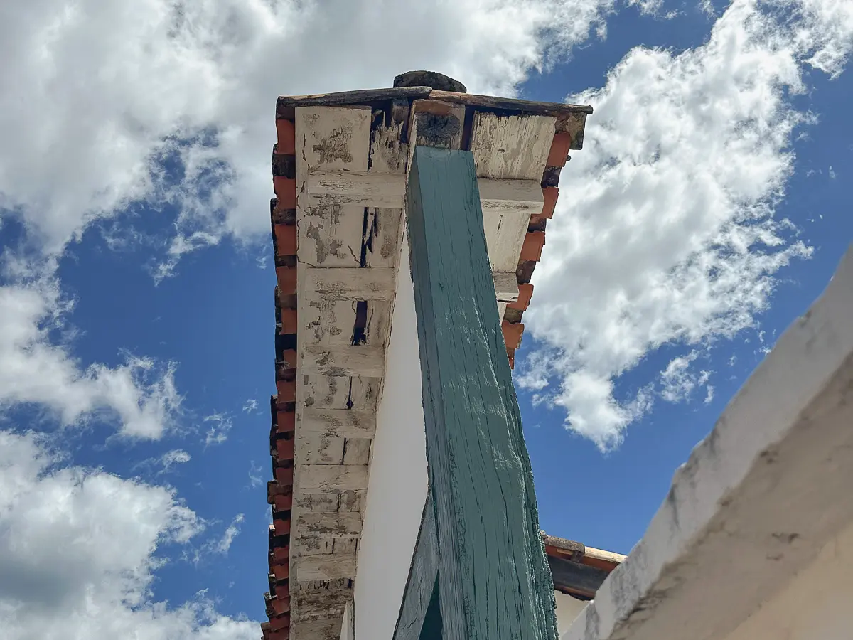 Arquitetura colonial Pirenópolis detalhes sob o céu