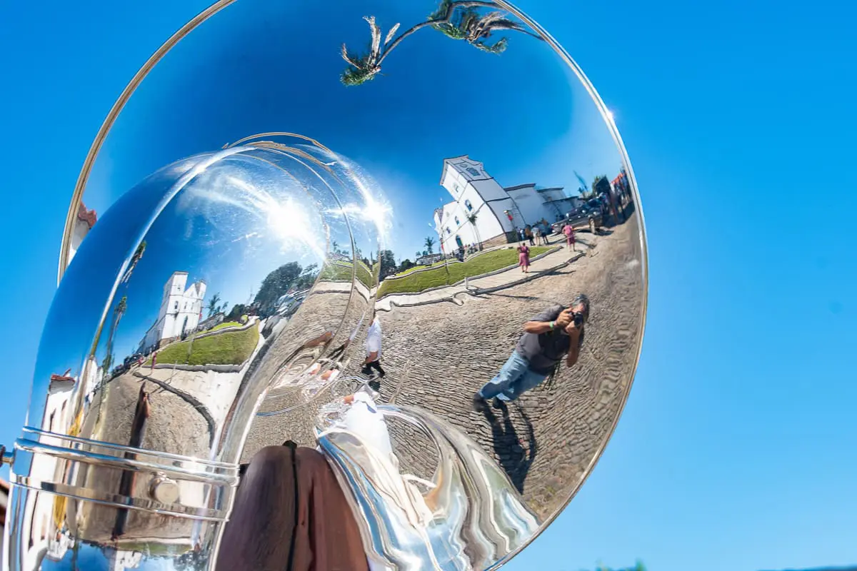 Banda Phoenix Pirenópolis reflexo da Matriz no metal