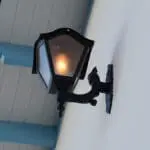 Casa colonial Pirenópolis: luminária e detalhes da fachada