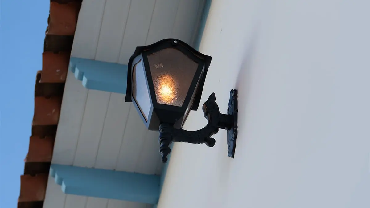 Casa colonial Pirenópolis: luminária e detalhes da fachada
