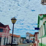 Céu de Pirenópolis destaca a formação de nuvens sobre as ruas