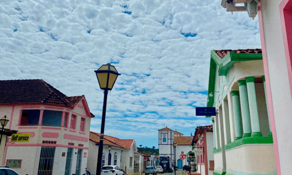 Céu de Pirenópolis destaca a formação de nuvens sobre as ruas