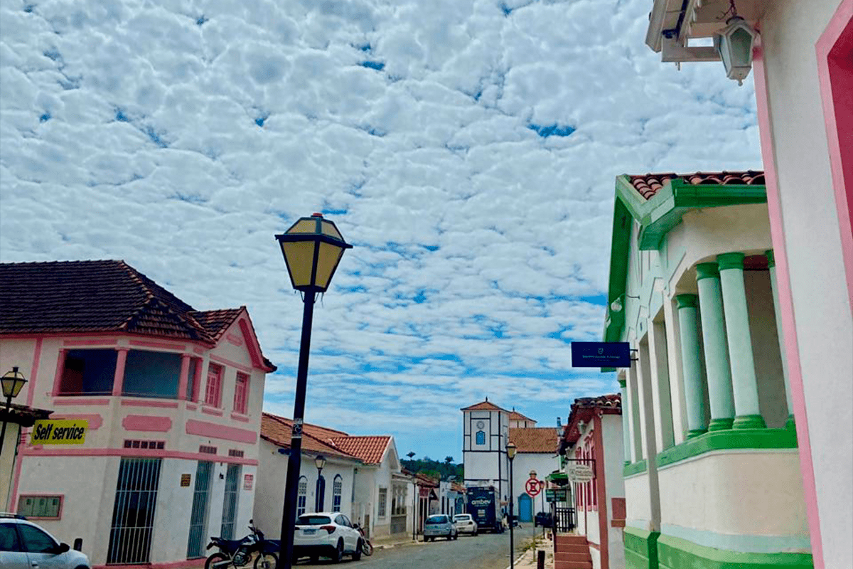 Céu de Pirenópolis destaca a formação de nuvens sobre as ruas