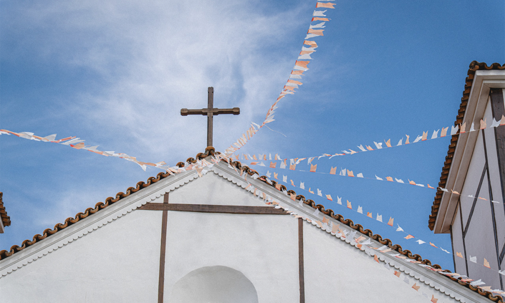 Cruz da Matriz se destaca entre bandeiras da Festa do Divino