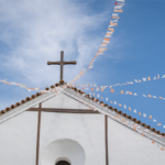 Cruz da Matriz se destaca entre bandeiras da Festa do Divino