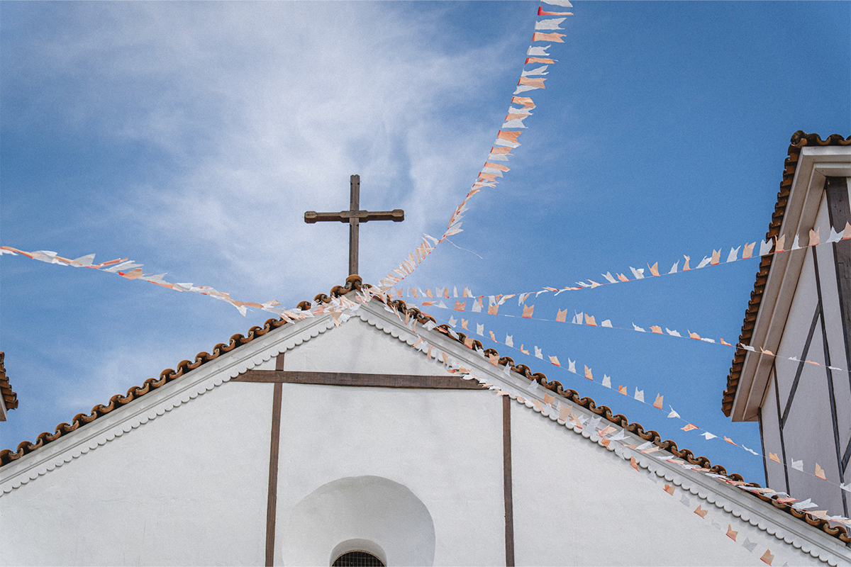A Cruz da Matriz se Destaca entre Bandeiras da Festa do Divino