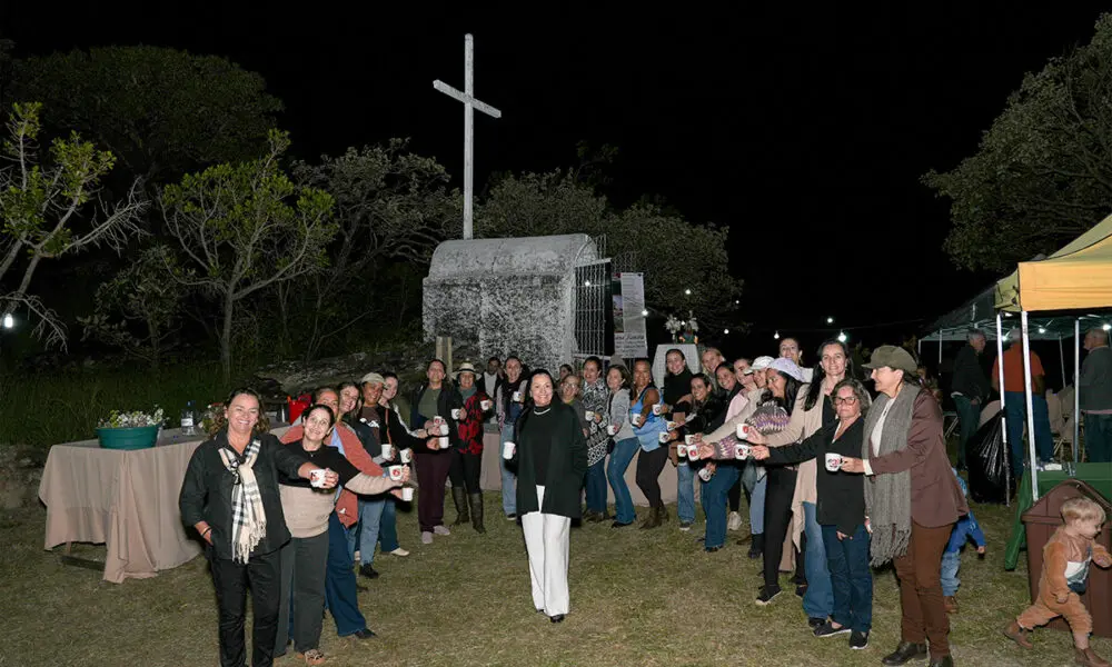 Duília se emociona ao homenagear o Dia das Mães