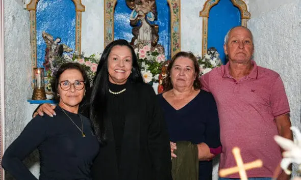 Duília se emociona ao homenagear o Dia das Mães