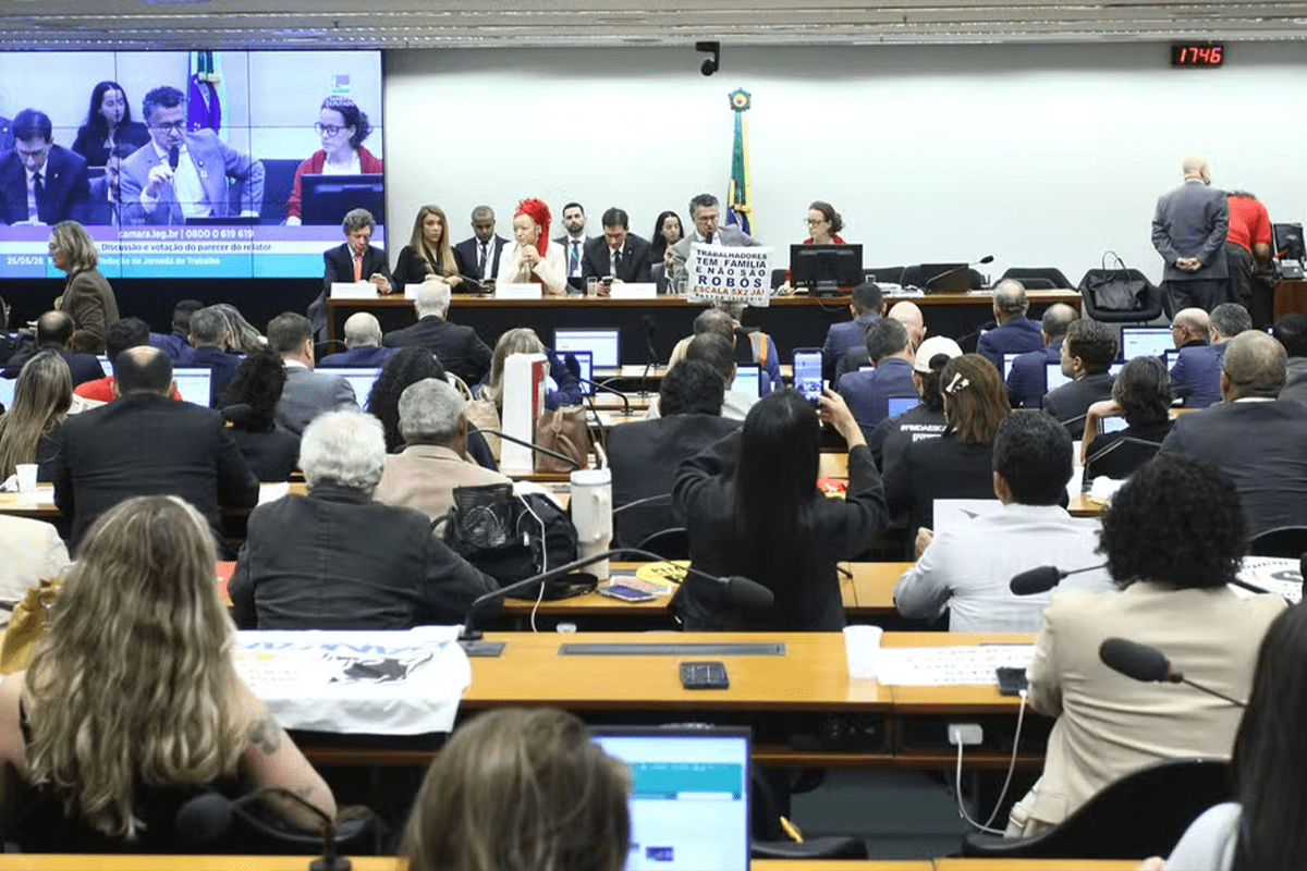 Escala 6×1 tem votação adiada na Câmara dos Deputados
