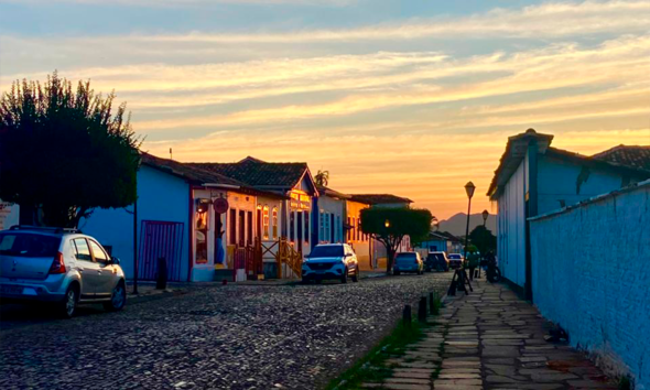 Fim de tarde colore as pedras e casas de Pirenópolis