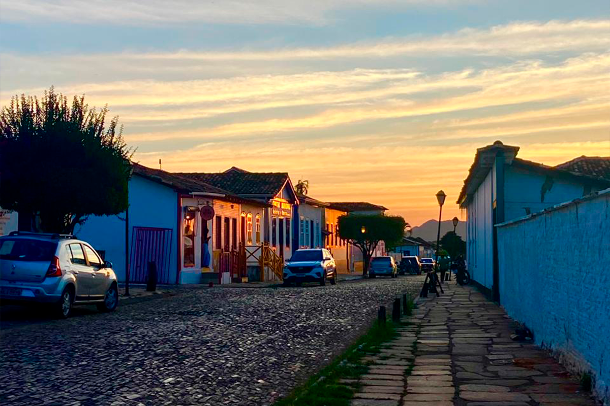 Fim de tarde colore as pedras e casas de Pirenópolis: um espetáculo natural
