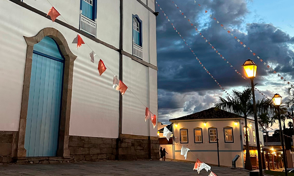 Igreja Matriz ainda carrega cores da Festa do Divino