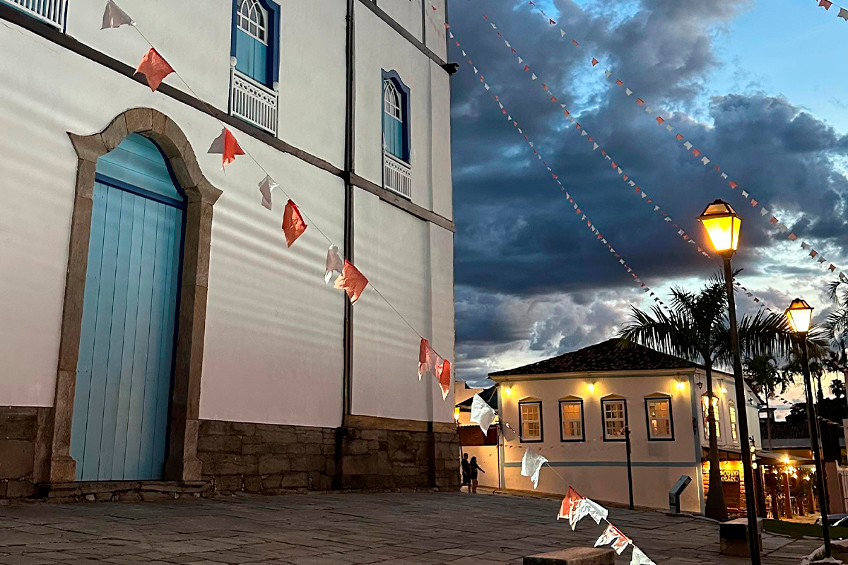 Igreja Matriz ainda carrega cores da Festa do Divino