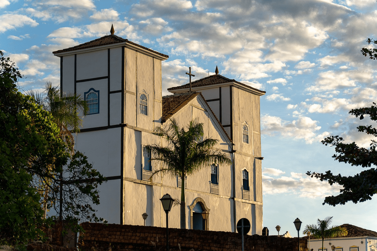 Descubra a Beleza da Igreja da Matriz no Entardecer em Pirenópolis